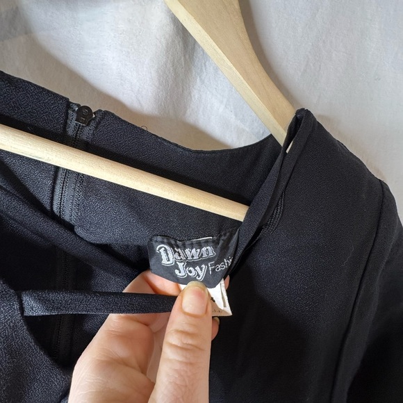 VNTG CrissCross Neckline MIDI Black Shoulder Pad Dress Size Small - Picture 8 of 10